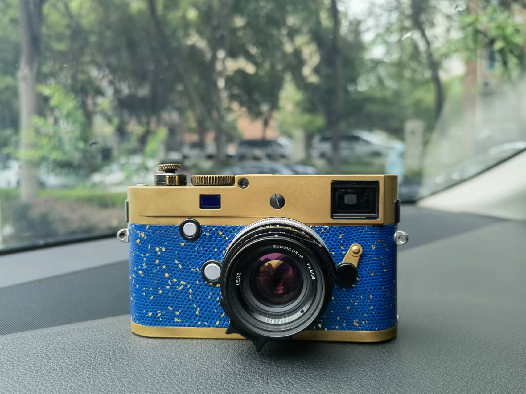 Brass surface treatment，Leather art replacement with gold sprinkled lizard skin material/Blue